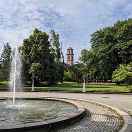 Springbrunnen im Stadtpark, im Hintergrund die Auferstehungskirche
