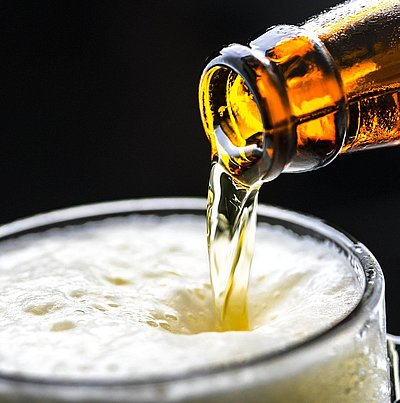 Biergärten im Fichtelgebirge - fast volles Bier wird soeben aufgefüllt