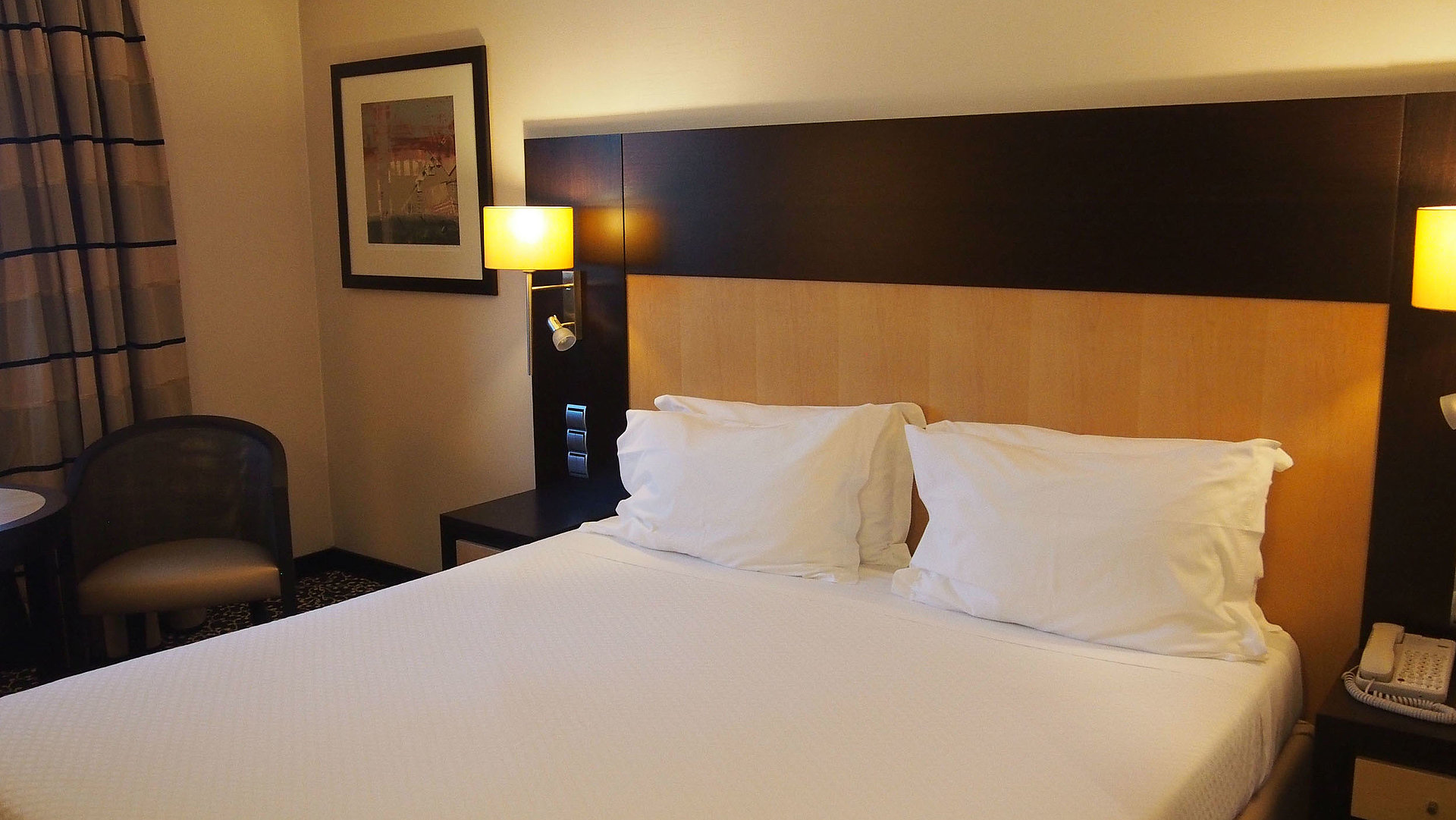 Pauschalangebot während der Woche in Kempten im Allgäu - sehr ordentliches Hotelzimmer mit großem Bett, warmer Nachtlampe und mittelgroßem Wandgemälde