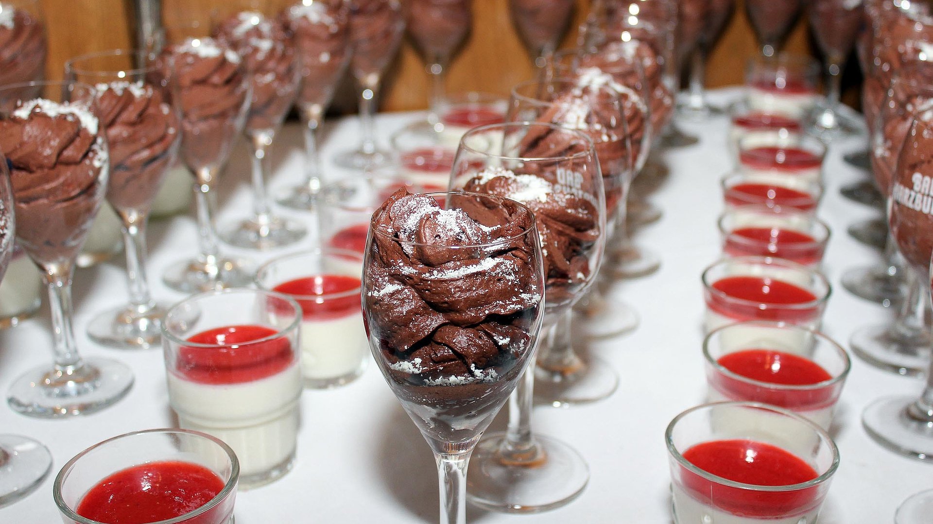 Kommunion und Konfirmation in Nürnberg - Passende Gastronomie und Restaurants - Tisch voll mit Schokoladen-Mousse 