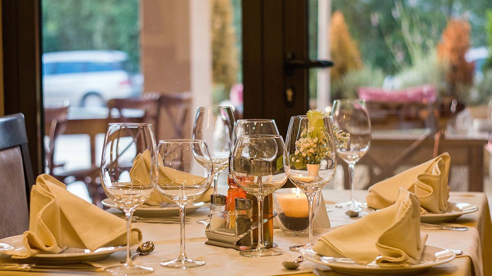Gastronomie für Gruppen in Kempten im Allgäu - im Restaurant; bedeckter Tisch mit Weingläsern