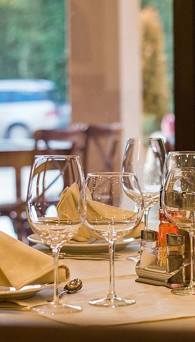 Gastronomie im Panorama in Unterfranken - im Restaurant; bedeckter Tisch mit Weingläsern