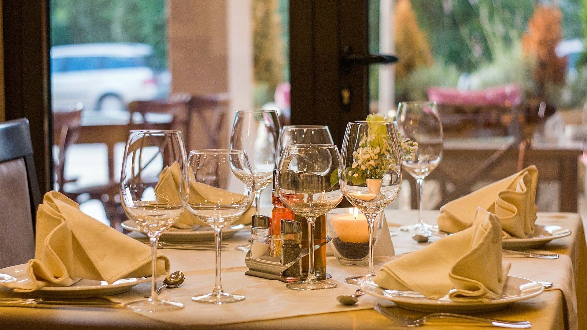 Gastronomie im Panorama in Mittelfranken - im Restaurant; bedeckter Tisch mit Weingläsern