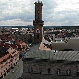 Blick auf die Fuerther Altstadt mit Rathaus im Vordergrund
