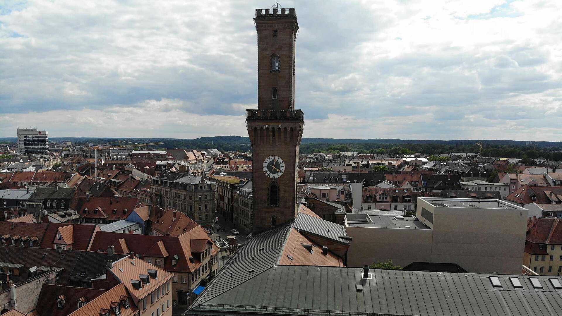 Blick auf die Fuerther Altstadt mit Rathaus im Vordergrund