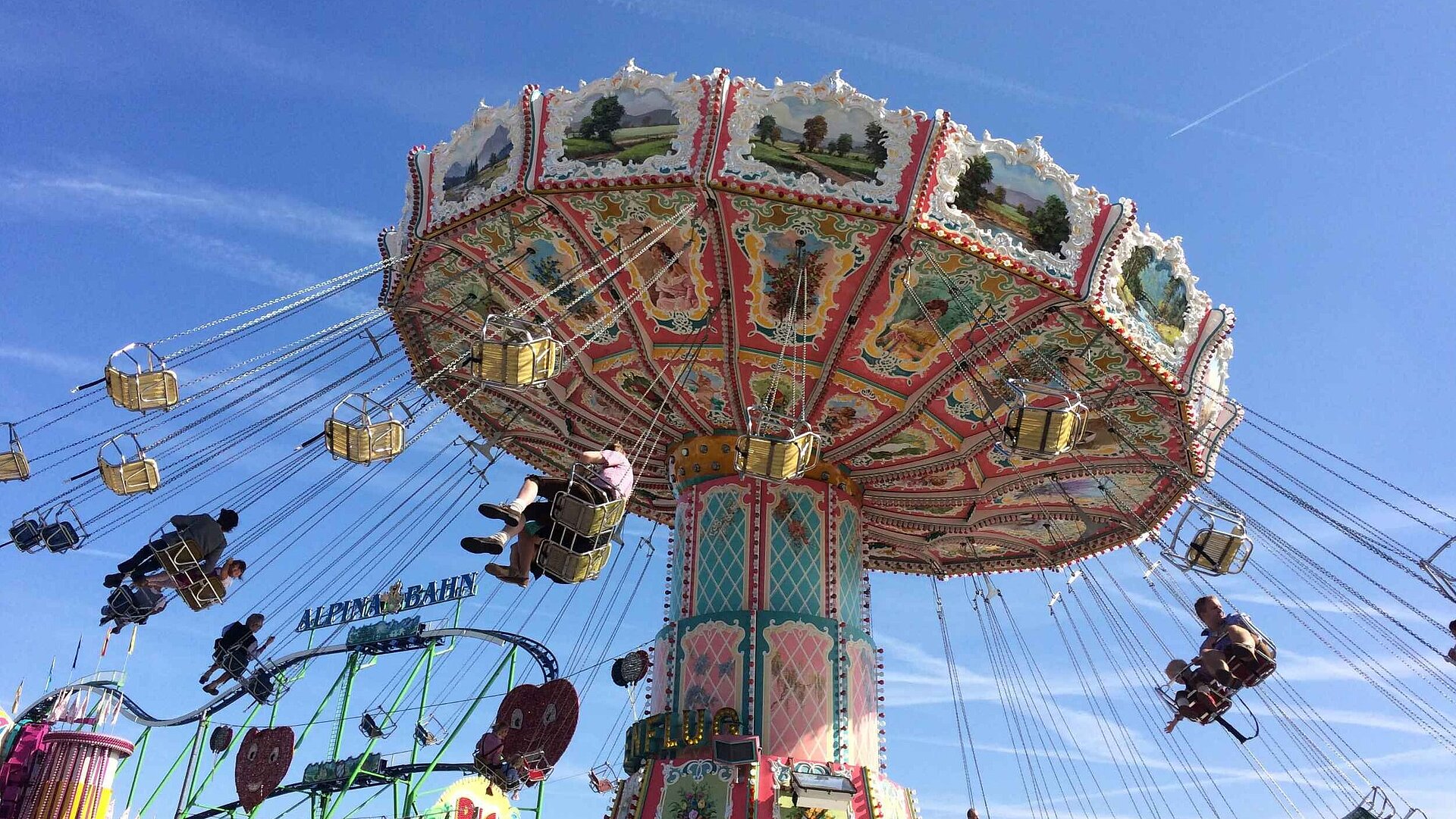 Wiesnspaß - perfekt gestylt zum Oktoberfest - Karussell auf dem Oktoberfest in München