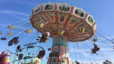 Wiesnspaß - perfekt gestylt zum Oktoberfest - Karussell auf dem Oktoberfest