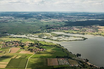 Luftbild des fränkischen Seenlandes mit all seinen Ferienwohnungen, Hotels, Pensionen und Gasthöfen