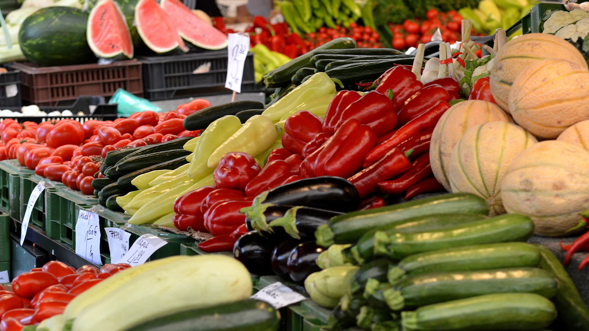 Regionale Erzeugnisse am Chiemsee - Gemüsestand auf dem Wochenmarkt
