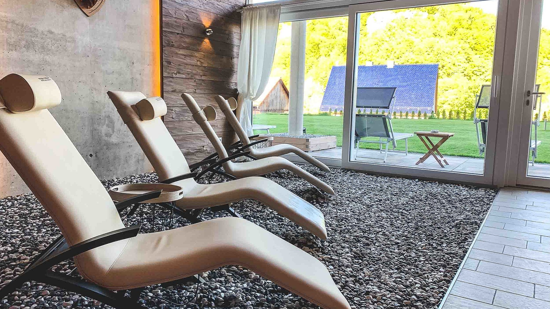 In-House-Wellness Unterkünfte im Frankenwald - Liegestühle auf Sandkies