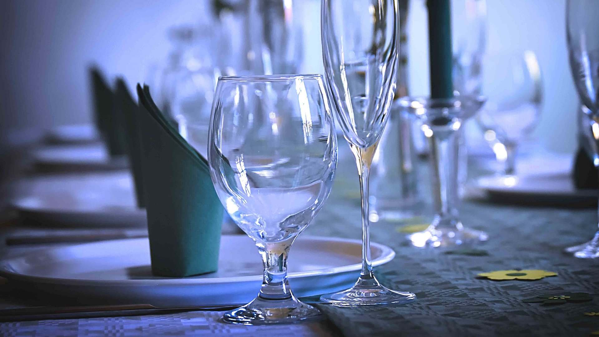 Events und Veranstaltungen im Ostallgäu - bedeckter Tisch, Fokus ein Sekt- und Wasserglas