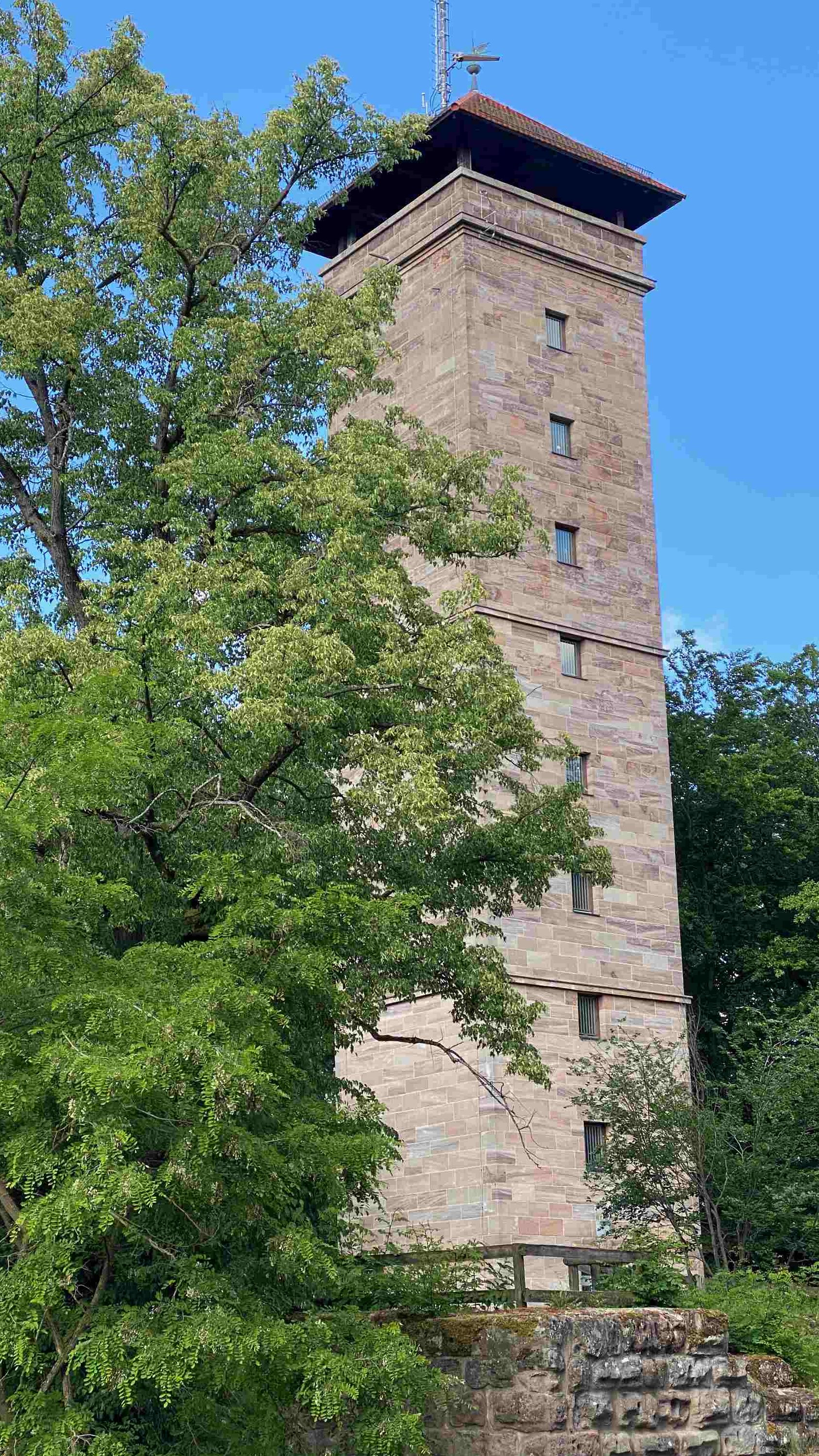 Turm der alten Veste hinter Baum