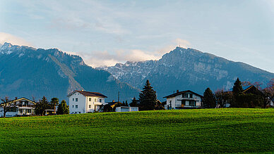 Ferienwohnung für Gäste einrichten: Es kommt auf die Kleinigkeiten an - Alpenpanorama mit Häusern
