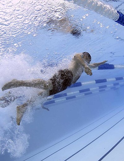 Outdoor-Freizeitangebote in Unterfranken - Unterwasserbild eines Schwimmers auf einer Bahn