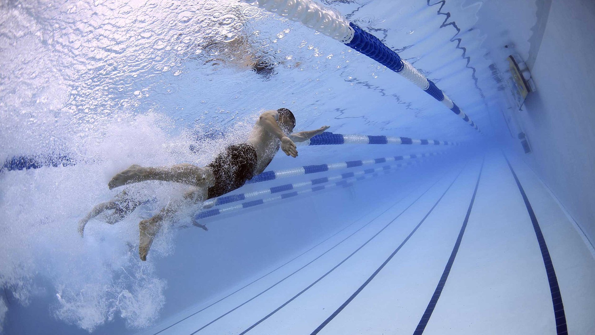 Freizeit und Sport in Oberfranken - Unterwasserbild eines Schwimmers während seiner Bahn