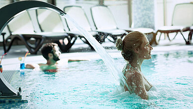 Heilsame Quellen und entspannte Stunden: Wellness- und Thermalbäder in Niederbayern - Paar im Thermalbad