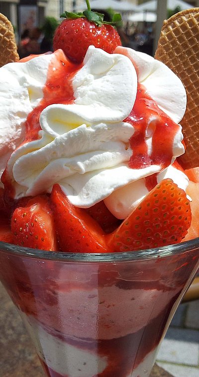 Eisdielen und Eiscafés in Oberfranken - Erdbeer-Eis mit viel Obst und viel Sahne, Waffeln und einer Erdbeere oben drauf