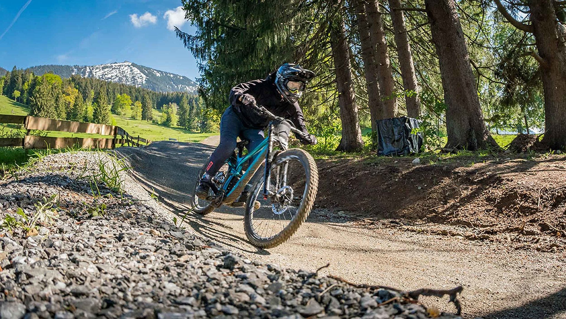 E-Bike im Fichtelgebirge - Mountainbike-Fahrer fährt auf Weg an Waldgebiet entlang