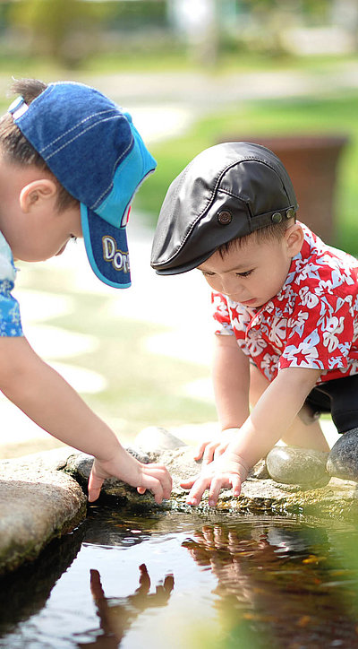 Kinderfreundliche Angebote in Ostbayern - zwei kleine Jungs spielen zusammen am Teich