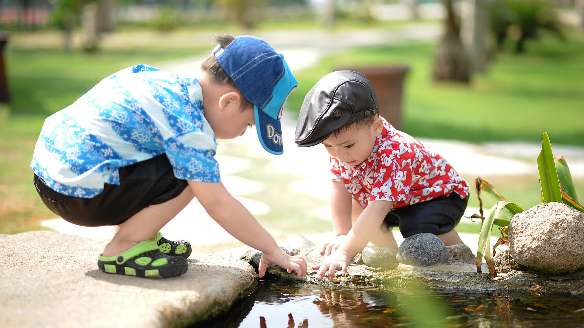 Kinderfreundliche Angebote in Mittelfranken - zwei kleine Jungen spielen am Teich
