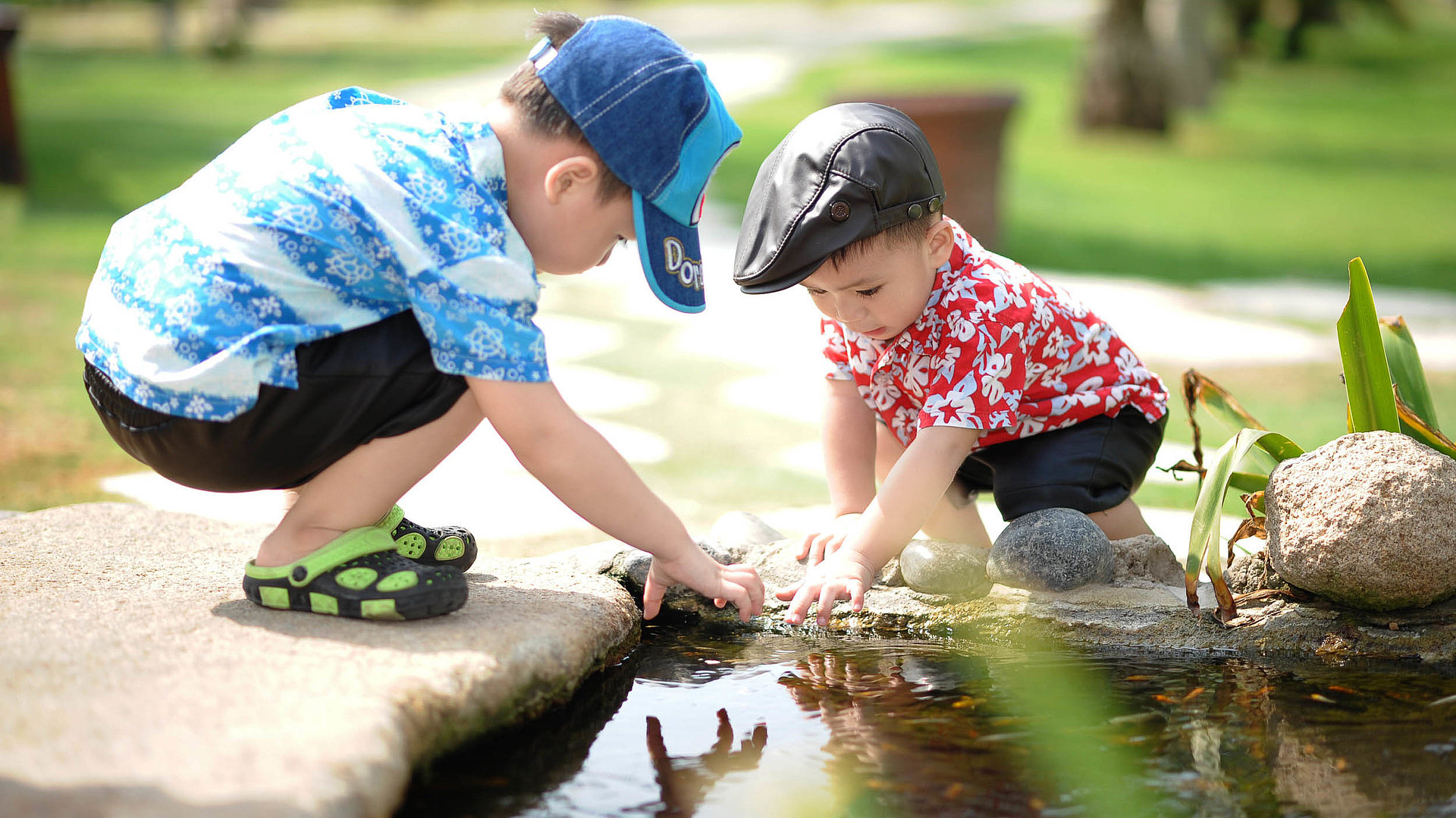 Kinderfreundliche Angebote in Franken - zwei kleine Jungen spielen am Teich