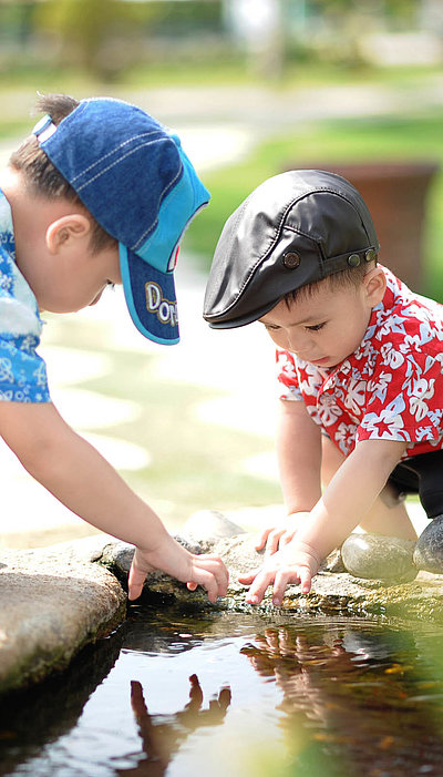 Kinderfreundliche Gastronomie in Franken - zwei kleine Jungs spielen zusammen am Teich