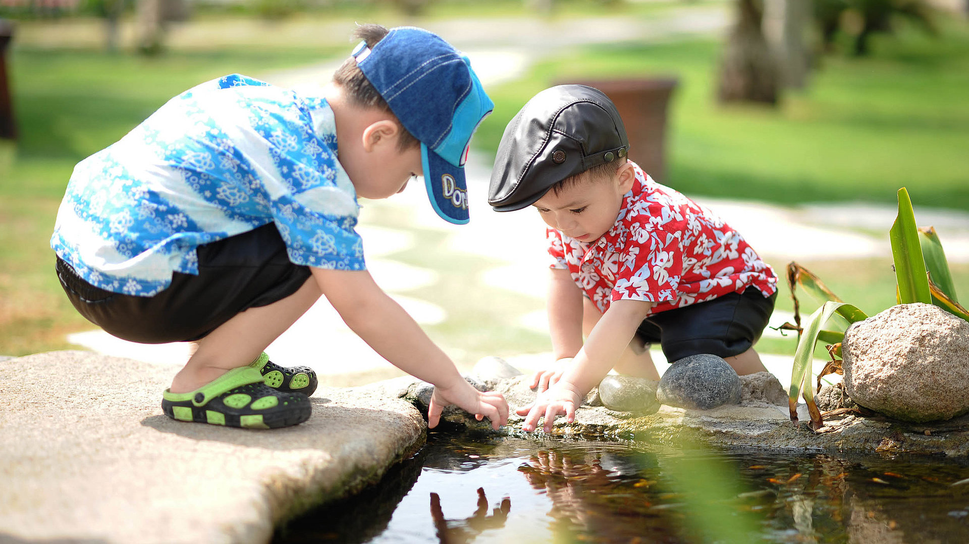 Kinderfreundliche Gastronomie in Unterfranken - zwei kleine Jungs spielen zusammen am Teich