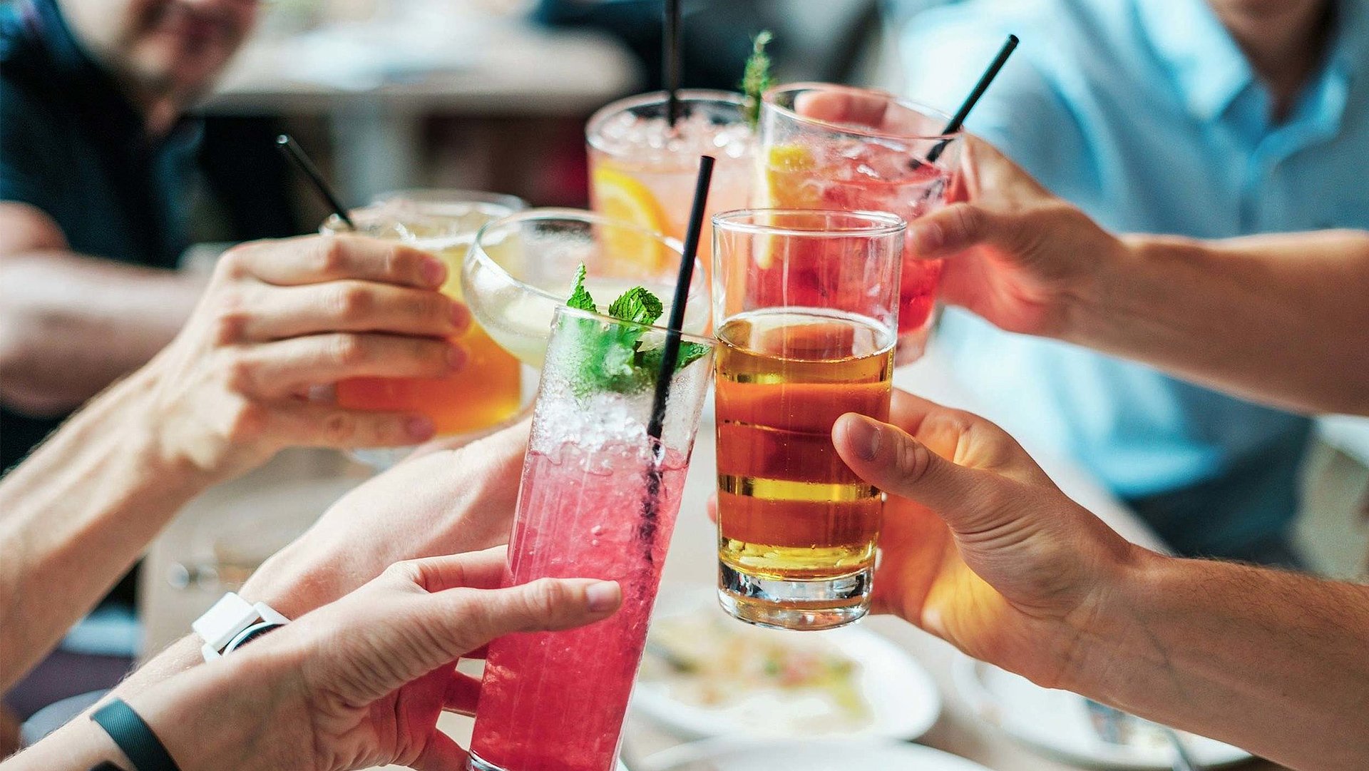 Partyservice und Lieferservice im Oberallgäu - eine Gruppe Gäste stoßt mit Cocktails an