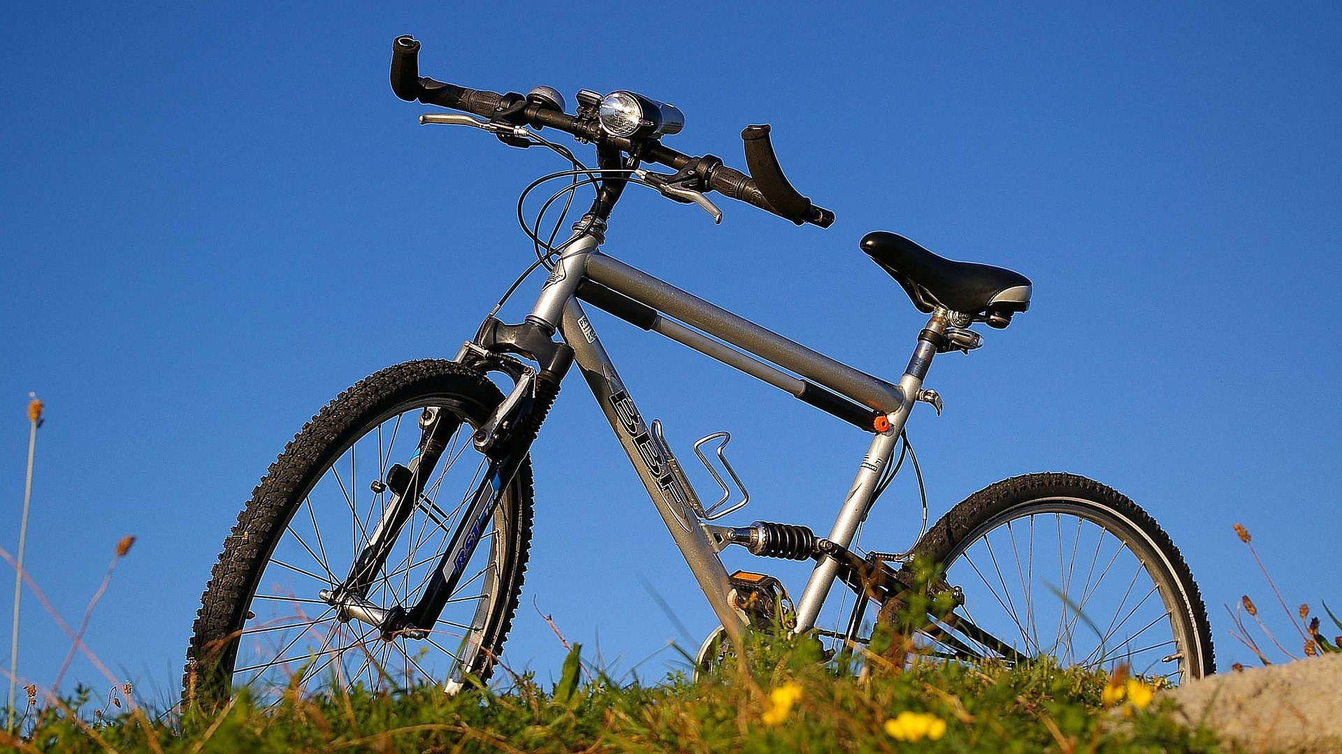 Outdoor-Freizeitangebot in Franken - Mountain-Bike auf einem Hügel unter blauem Himmel