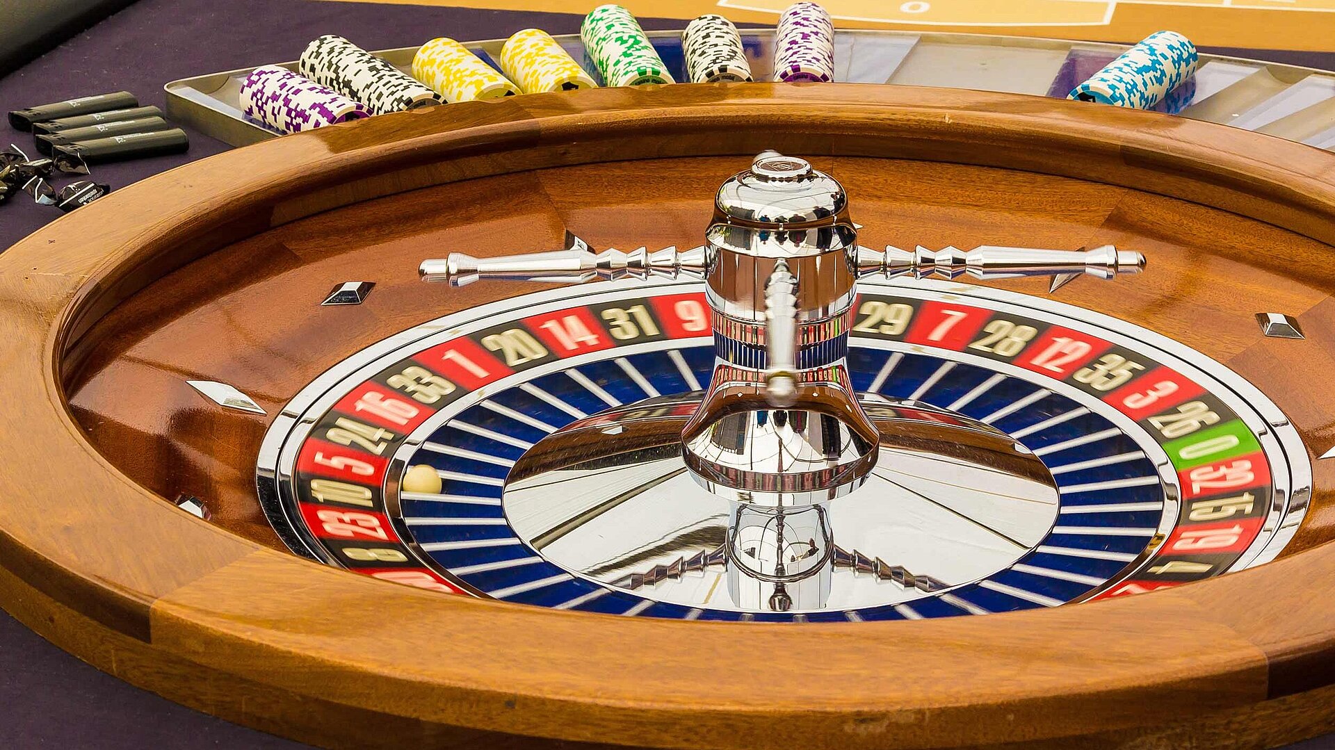Ein Roulette-Tisch mit Kessel und Jetons in einer Spielbank