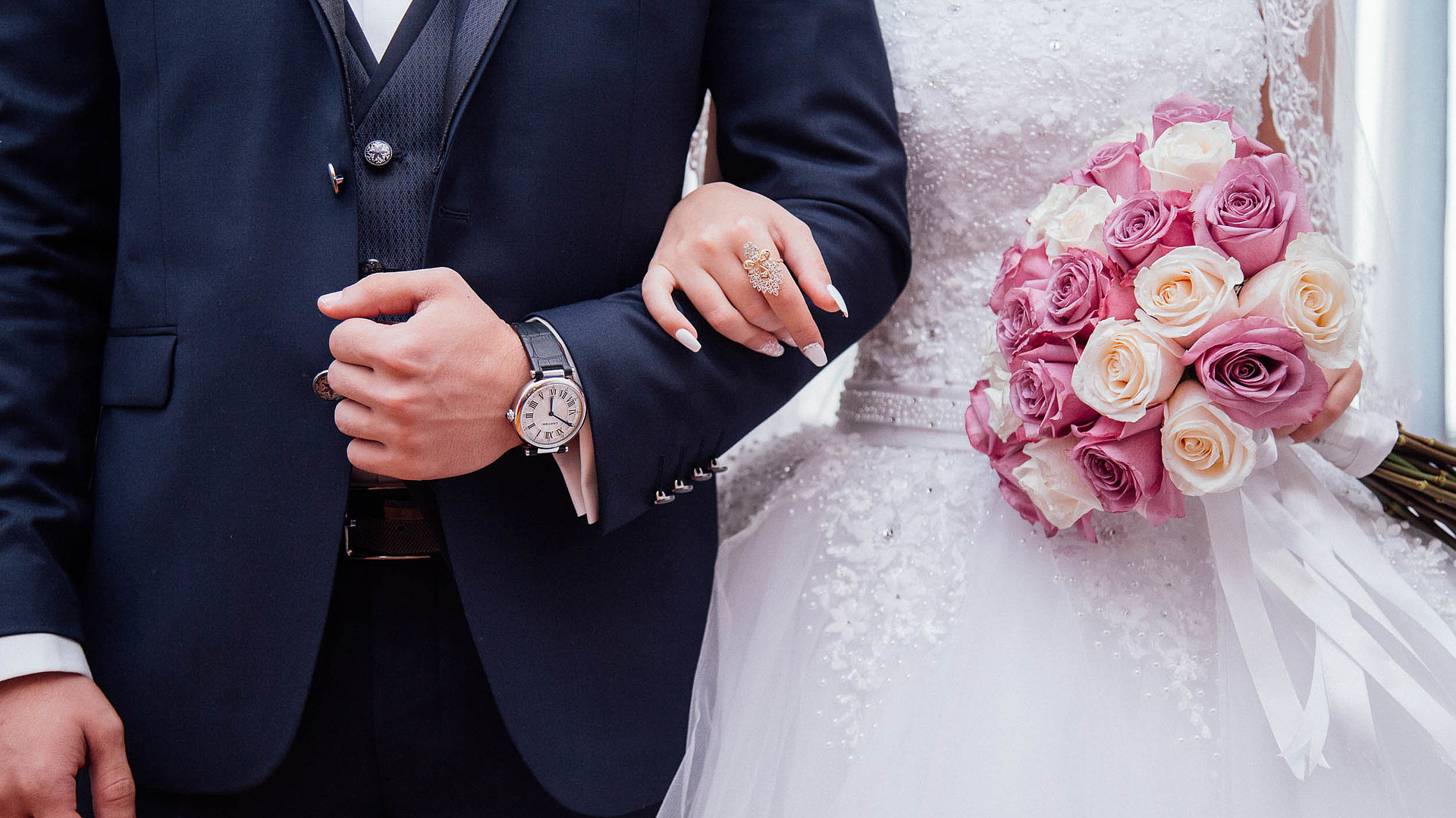 Heiraten in Unterfranken - Ehepaar hält sich in den Armen; Braut mit Blumenstrauß