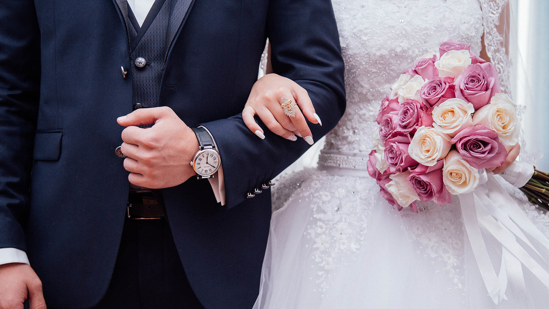 Heiraten in Ingolstadt - Ehepaar hält sich in den Armen; Braut mit Blumenstrauß