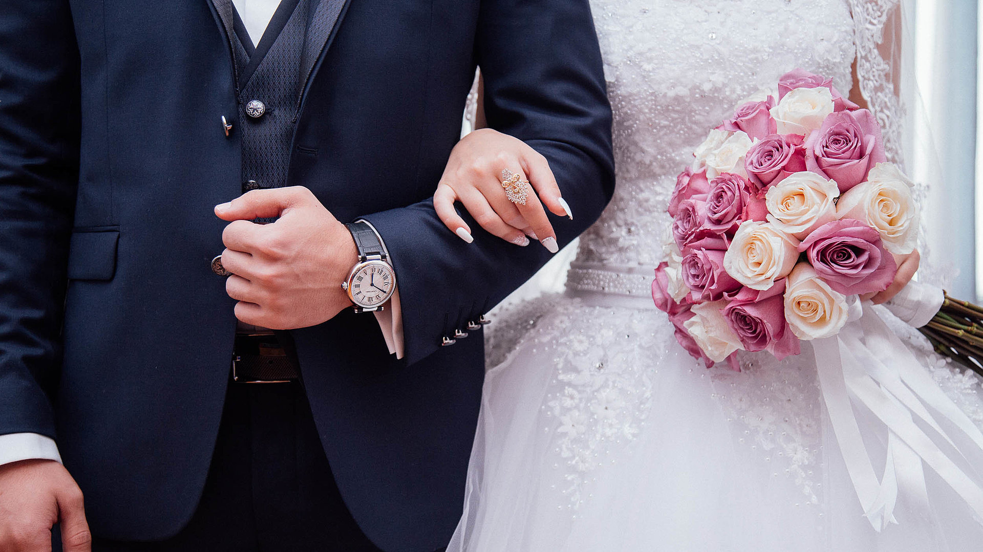 Heiraten Im Fränkischen Seenland - Fokus auf Ehepaar, Arm in Arm; Braut mit Brautstrauß