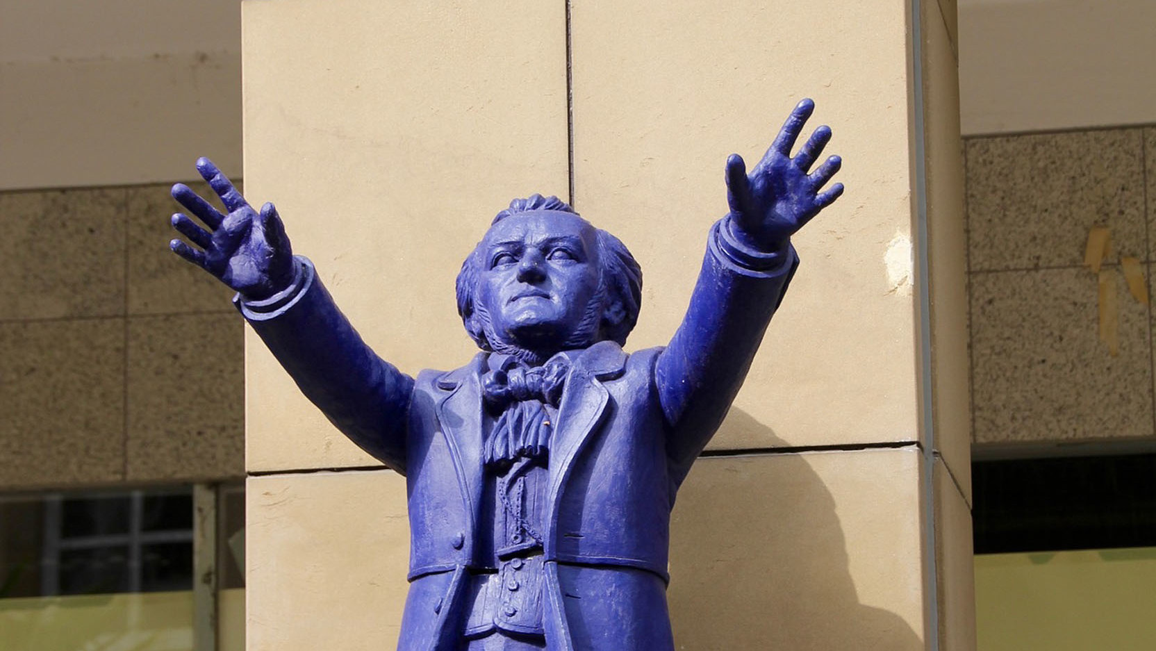 Bayreuther Festspiele in der Fränkischen Schweiz - Auf den Spuren von Richard Wagner - blaue Statue von Richard Wagner mit nach vorne ausgestreckten Armen