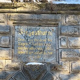 Die Inschrift der Gedenktafel lautet: „Dem Ruhme der deutschen Siege 1870/71 und dem ehrenden Andenken an die gefallenen Bayreuther Söhne geweiht“.