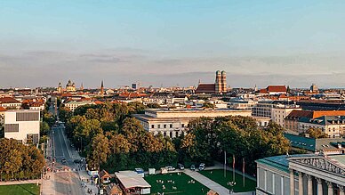 Wie Sie mit intelligenter Kampagnen-Optimierung Ihre Google Ads Performance dramatisch steigern - Blick auf Muenchen