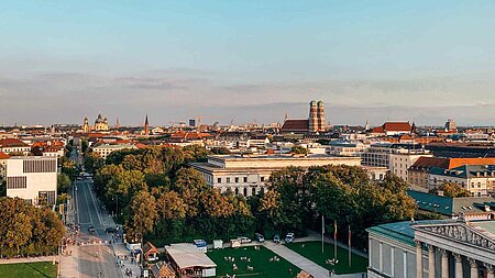 Wie Sie mit intelligenter Kampagnen-Optimierung Ihre Google Ads Performance dramatisch steigern - Blick auf Muenchen