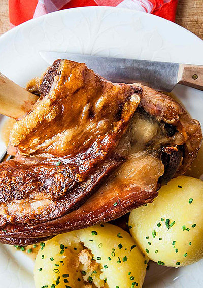 Bayerische Küche im Ostallgäu - Schweinshaxe mit Knödeln