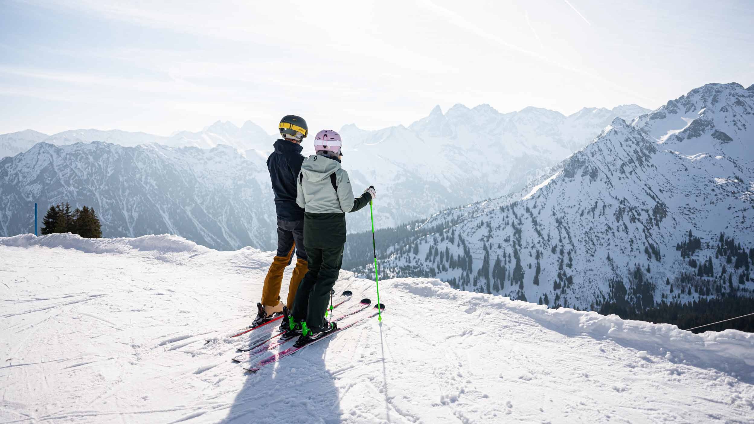 Aktiv sein rund um Markt Oberstdorf - Skifahrer mit Blick auf die Bergwelt