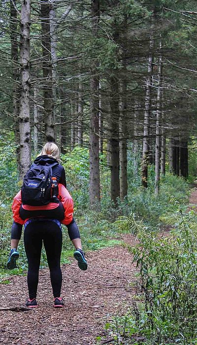 Wandern und Wanderurlaub in Franken - zwei Frauen auf Wanderung im Wald