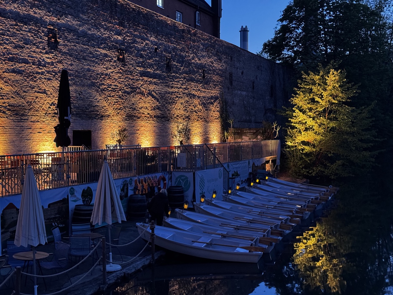 Augsburger Kahnfahrt Augsburger Kahnfahrt - Restaurant und Bootsverleih am Abend.