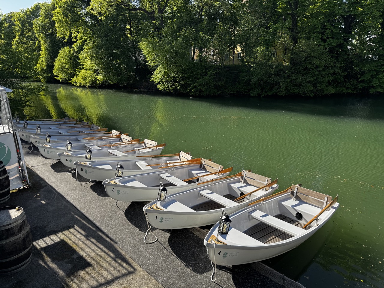 Augsburger Kahnfahrt. Boote liegen am Ufer. 