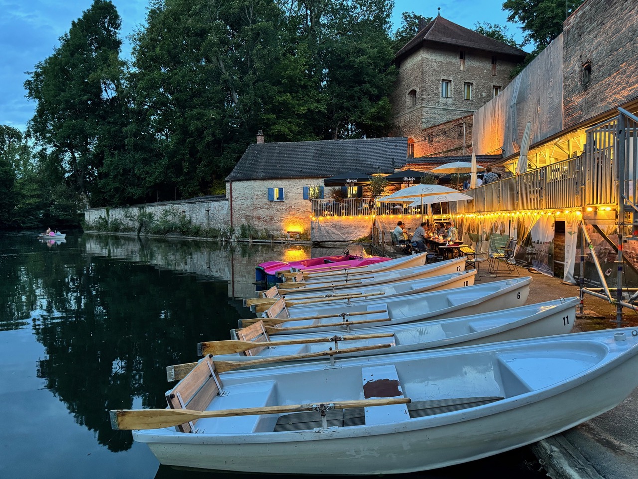 Hochsburger Kahnpfad. Augsburger Kahnfahrt am Abend