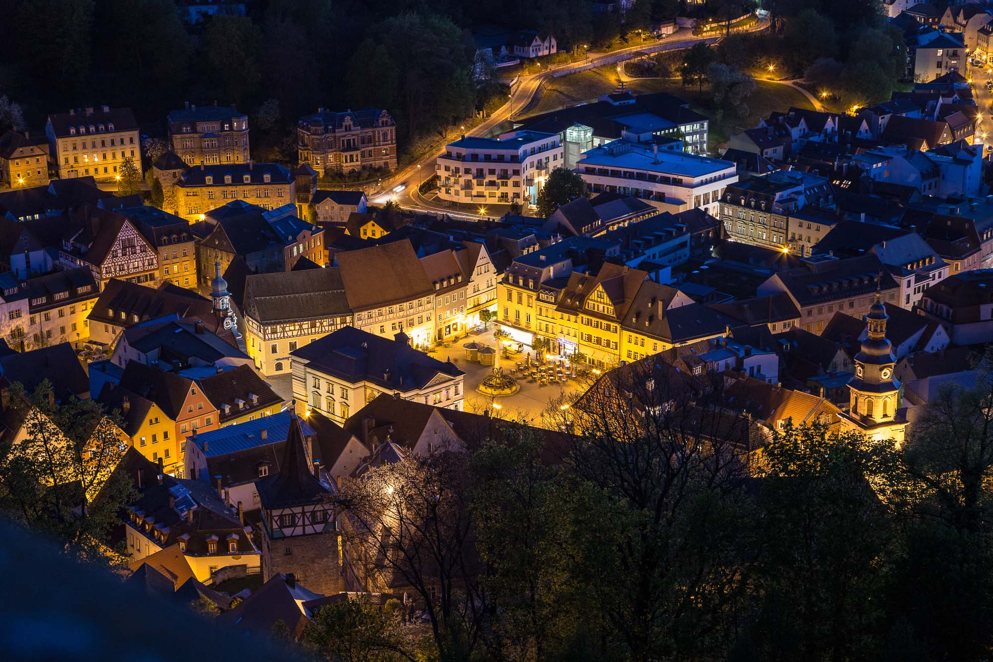 Der Marktplatz in Kulmbach bei Nacht.