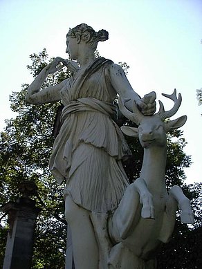 Statue im Park von Schloss Fantaisie in Eckersdorf nahe Bayreuth in der Fränkischen Schweiz ..