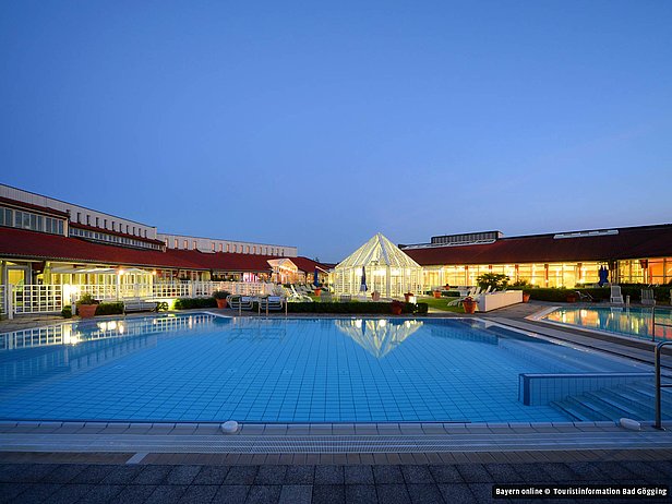 Therme bei Nacht