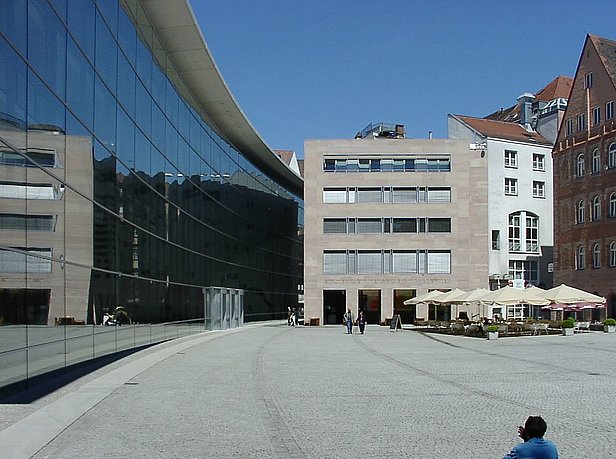 Die Glasfront des Neuen Museums in Nürnberg