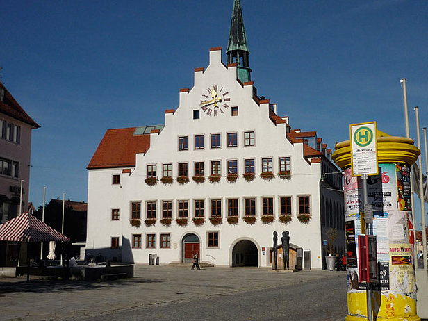 Das Neumarkter Rathaus in der Mittagssonne