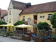Der Biergarten, gelegen im Neumarkter Stadtgraben unterhalb des Ludwigshain, lädt nach dem Museumsbesuch zum Verweilen ein.