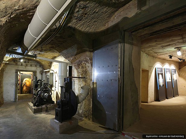 Hinter einem roten Tor verborgen liegt Nürnbergs eindrucksvollste Bunkeranlage